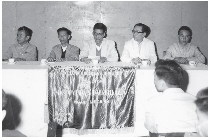 Thứ trưởng Bộ Tài chính Đào Thiện Thi (giữa) tại Lễ đón nhận Cờ luân lưu của Chính phủ trao tặng Bộ Tài chính - đơn vị dẫn đầu phong trào thi đua toàn quốc năm 1964-1965.