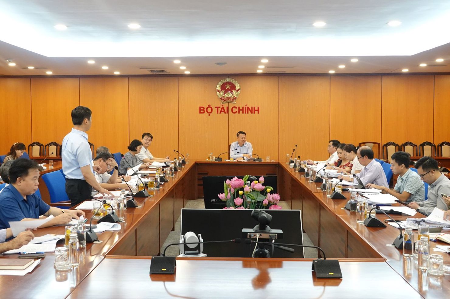 Thứ trưởng Nguyễn Đức Chi chủ trì cuộc họp chỉ đạo xây dựng Dự thảo Nghị định thay thế Nghị định số 04/2019/NĐ-CP về tiêu chuẩn, định mức sử dụng xe ô tô