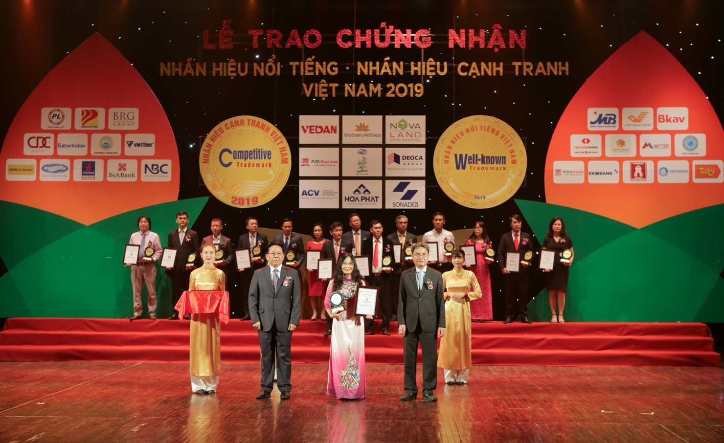 Bà Trần Thị Thanh Thủy – Phó Tổng giám đốc SeABank lên nhận giải thưởng “Nhãn hiệu nổi tiếng – Nhãn hiệu cạnh tranh năm 2019”. 