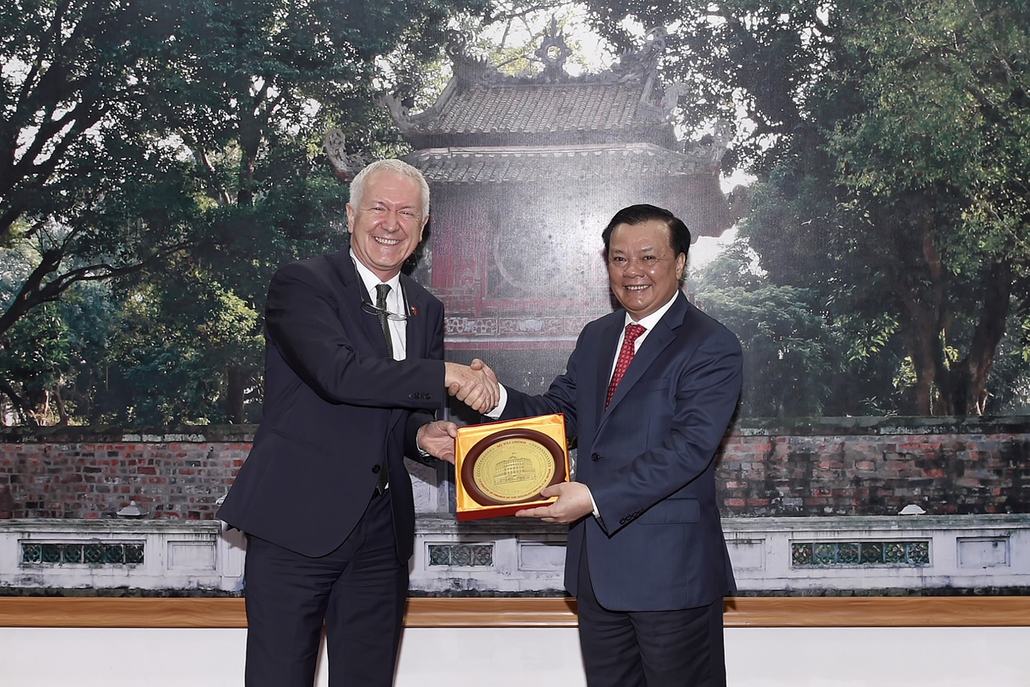 Bộ trưởng Đinh Tiến Dũng tặng quà lưu niệm cho Ngài Ivo Sieber, tân Đại sứ Đặc mệnh Toàn quyền Thụy Sĩ tại Việt Nam