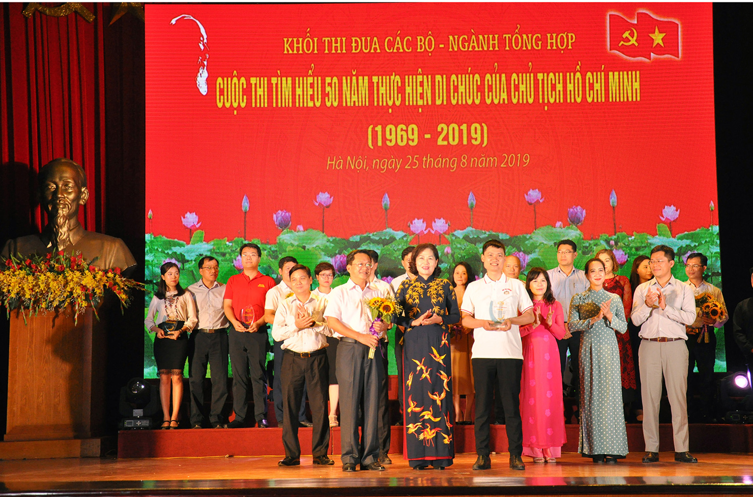 Đoàn của Bộ Tài chính chụp ảnh lưu niệm với vinh dự nhận Giải ba Cuộc thi.