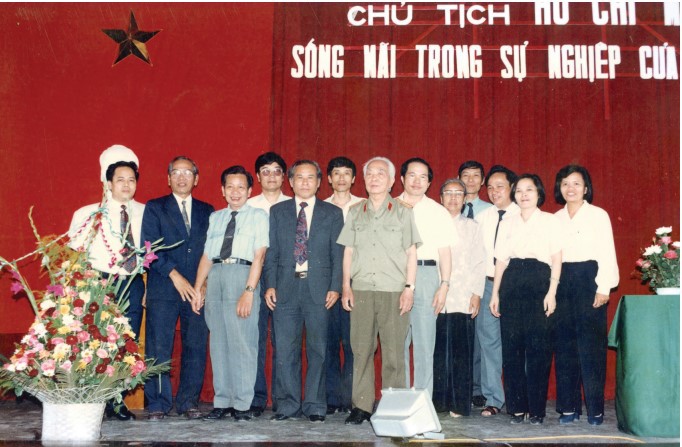 Đại tướng Võ Nguyên Giáp chụp ảnh lưu niệm với tập thể Ban Lãnh đạo và cán bộ cơ quan Bộ Tài chính nhân dịp đến thăm và làm việc với Bộ Tài chính (năm 1994)
