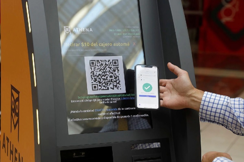 Chính quyền El Salvador đã lắp đặt 200 máy ATM Bitcoin trên khắp đất nước, giúp người dân đổi tiền số này rút lấy USD. Nguồn: Reuters)