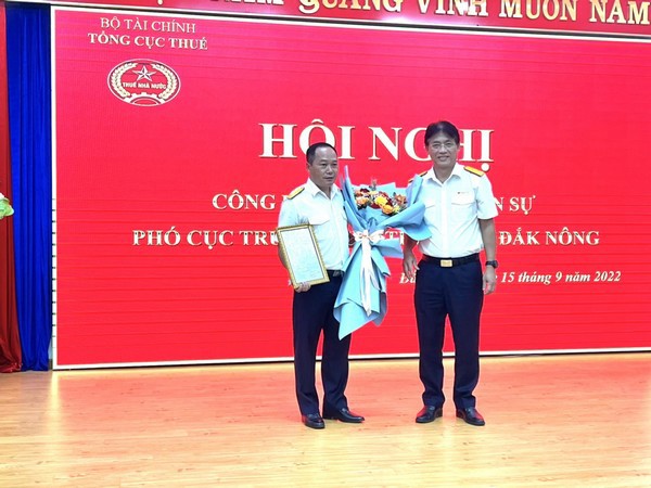 Phó Tổng cục trưởng Đặng Ngọc Minh trao quyết định bổ nhiệm cho ông Đinh Vũ Anh.