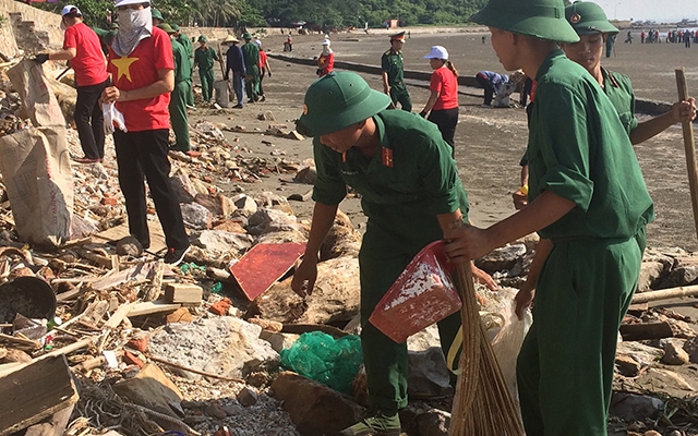 Bộ đội và người dân tham gia nhặt rác thải, rác thải nhựa tại bãi biển Đồ Sơn (TP. Hải Phòng) hưởng ứng Chiến dịch “Làm cho thế giới sạch hơn năm 2019”.