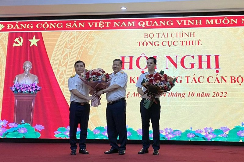Phó Tổng cục trưởng Phi Vân Tuấn tặng hoa chúc mừng,  ông Trịnh Thanh Hải và ông Nguyễn Đình Đức.