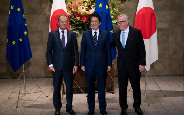 Thủ tướng Shinzo Abe (giữa), Chủ tịch Ủy ban châu Âu (EC) Jean-Claude Juncker (phải) và Chủ tịch Hội đồng châu Âu Donald Tusk (trái) tại lễ ký thỏa thuận tự do thương mại ở thủ đô Tokyo.