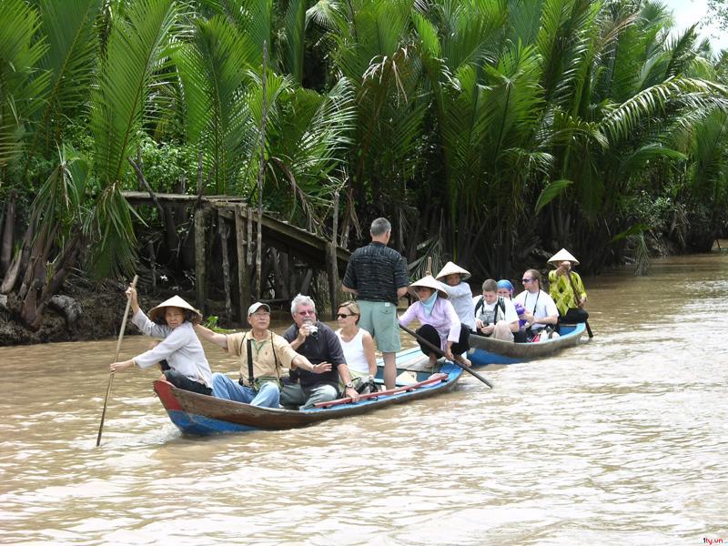 Khách du lịch vùng Đồng bằng sông Cửu Long.