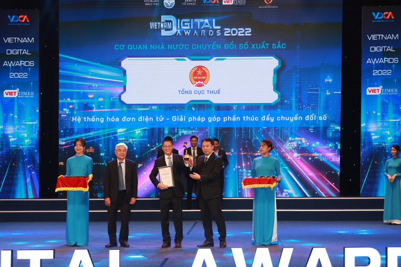 Ông Phạm Quang Toàn - Cục trưởng Cục Công nghệ thông tin, đại diện Tổng cục Thuế lên nhận giải thưởng.