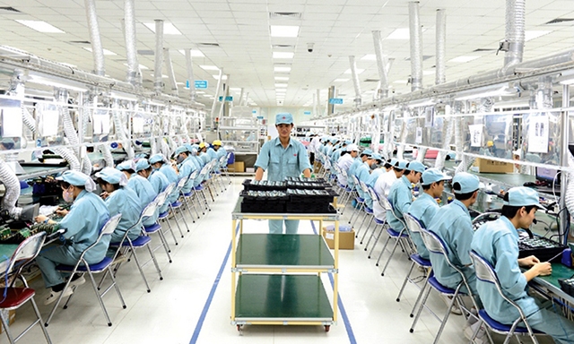 Dây chuyền sản xuất thiết bị tại nhà máy của Công ty M1 (thuộc Tập đoàn Công nghiệp - Viễn thông Quân đội Viettel).Ảnh: Khôi Linh