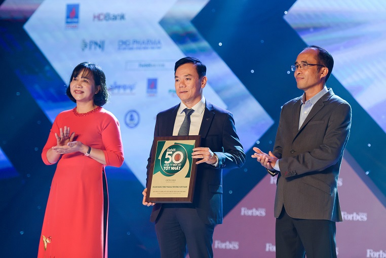 Đại diện Vietcombank, ông Đặng Hoài Đức – Phó Tổng Giám đốc Vietcombank kiêm Trưởng Văn phòng đại diện khu vực Phía Nam (đứng giữa) nhận giải thưởng do Tạp chí Forbes Việt Nam trao tặng.