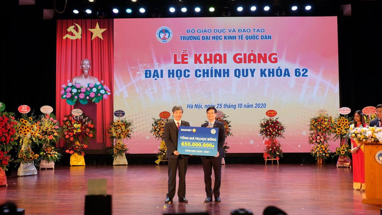 Tập đoàn Bảo Việt tặng học bổng cho sinh viên trường Ðại học Kinh tế Quốc dân với tổng số tiền lên tới 5,5 tỷ ðồng