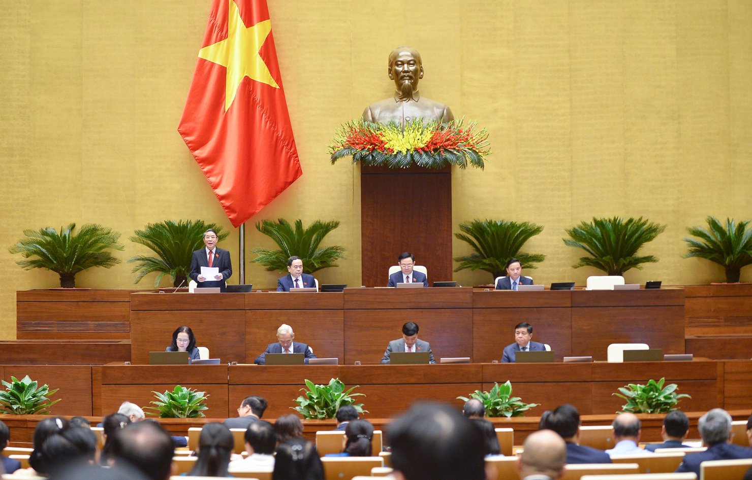 Phó Chủ tịch Quốc hội Nguyễn Đức Hải điều hành thảo luận ở hội trường về kết quả thực hiện kế hoạch phát triển kinh tế - xã hội. 