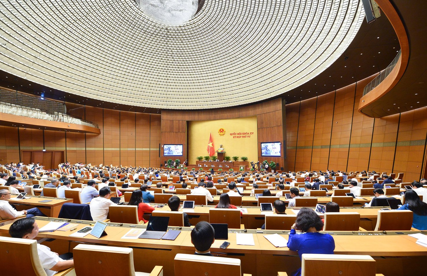 Trong cả ngày 27/10, thảo luận tại hội trường về tình hình kinh tế - xã hội đã có 42 đại biểu phát biểu, 7 đại biểu tranh luận.