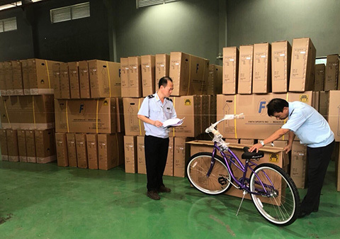 Cơ quan Hải quan đang tạm giữ 10 container xe đạp nghi giả mạo xuất xứ Việt Nam tại Bình Dương.