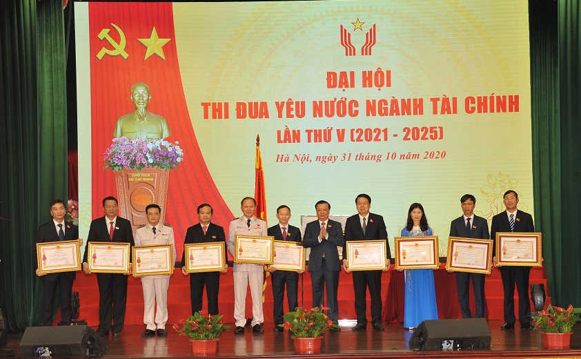 Bộ trưởng Bộ Tài chính Đinh Tiến Dũng trao tặng các phần thưởng cao quý của Nhà nước cho các tập thể, cá nhân có thành tích xuất sắc tại Đại hội Thi đua yêu nước ngành Tài chính lần thứ V.
