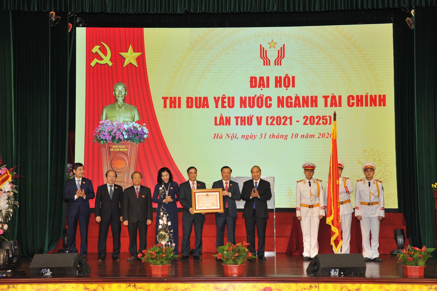 Các đồng chí Lãnh đạo Bộ Tài chính trên bục danh dự đón nhận Huân chương Độc lập hạng Nhất.