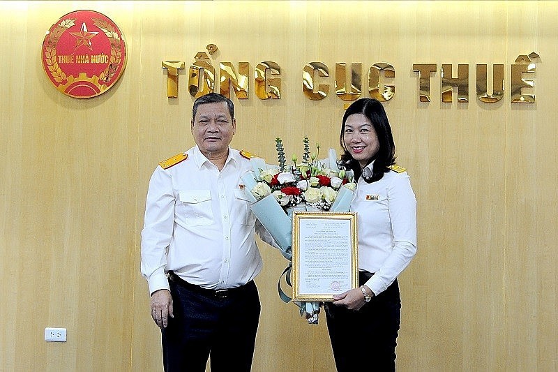 Phó Tổng cục trưởng Phi Vân Tuấn trao Quyết định bổ nhiệm Phó chánh Văn phòng Tổng cục Thuế cho bà Trần Thị Hải Yến.