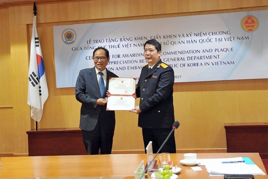Đại sứ H&agrave;n Quốc Park Noh-wan cũng tiếp nhận Giấy khen của Tổng cục Thuế tặng&nbsp;Tổng cục trưởng Cơ quan thuế H&agrave;n Quốc.