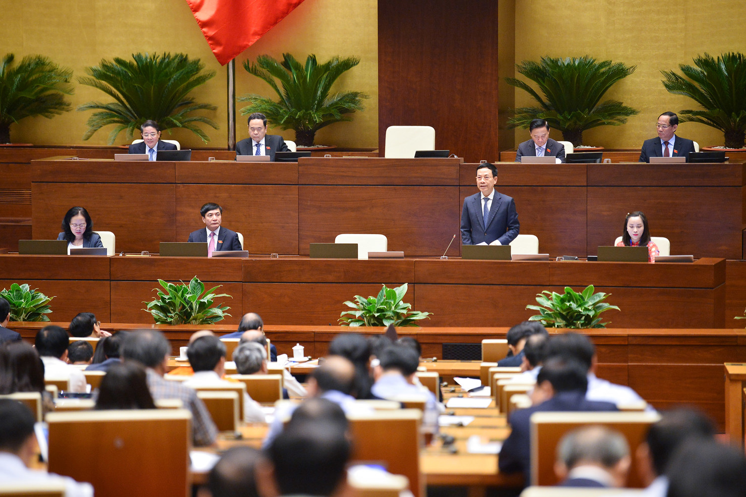 Bộ trưởng Bộ Thông tin và Truyền thông Nguyễn Mạnh Hùng đăng đàn trả lời chất vấn trước Quốc hội.