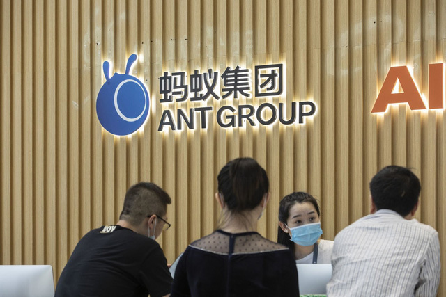 Cuộc điều tra chống độc quyền trong lĩnh vực công nghệ của Trung Quốc diễn ra vào cuối năm 2020 đã khiến kế hoạch phát hành cổ phiếu lần đầu ra công chúng của Ant Group bị đình chỉ (ảnh: Bloomberg)
