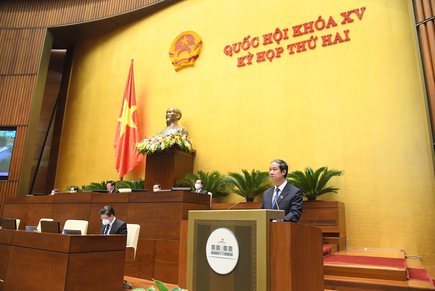 Bộ trưởng Bộ Giáo dục và Đào tạo Nguyễn Kim Sơn  trả lời chất vấn của đại biểu Quốc hội liên quan đến lĩnh vực giáo dục, đào tạo. 
