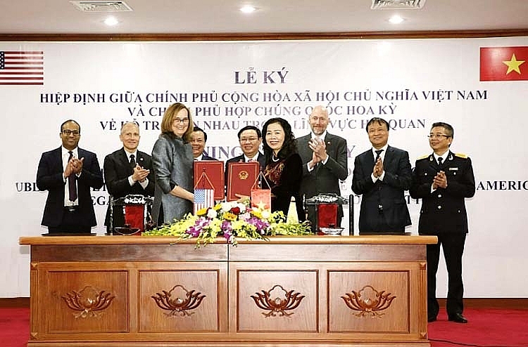 Lễ ký kết Hiệp định Việt Nam - Hoa Kỳ về hỗ trợ lẫn nhau trong lĩnh vực hải quan.