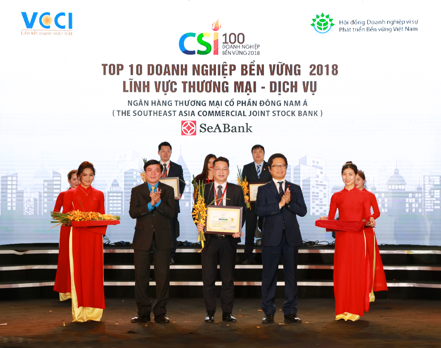 Ngân hàng TMCP Đông Nam Á (SeABank) vinh dự được trao tặng danh hiệu Top 10 Doanh nghiệp bền vững 2018 trong lĩnh vực Thương mại - Dịch vụ. 