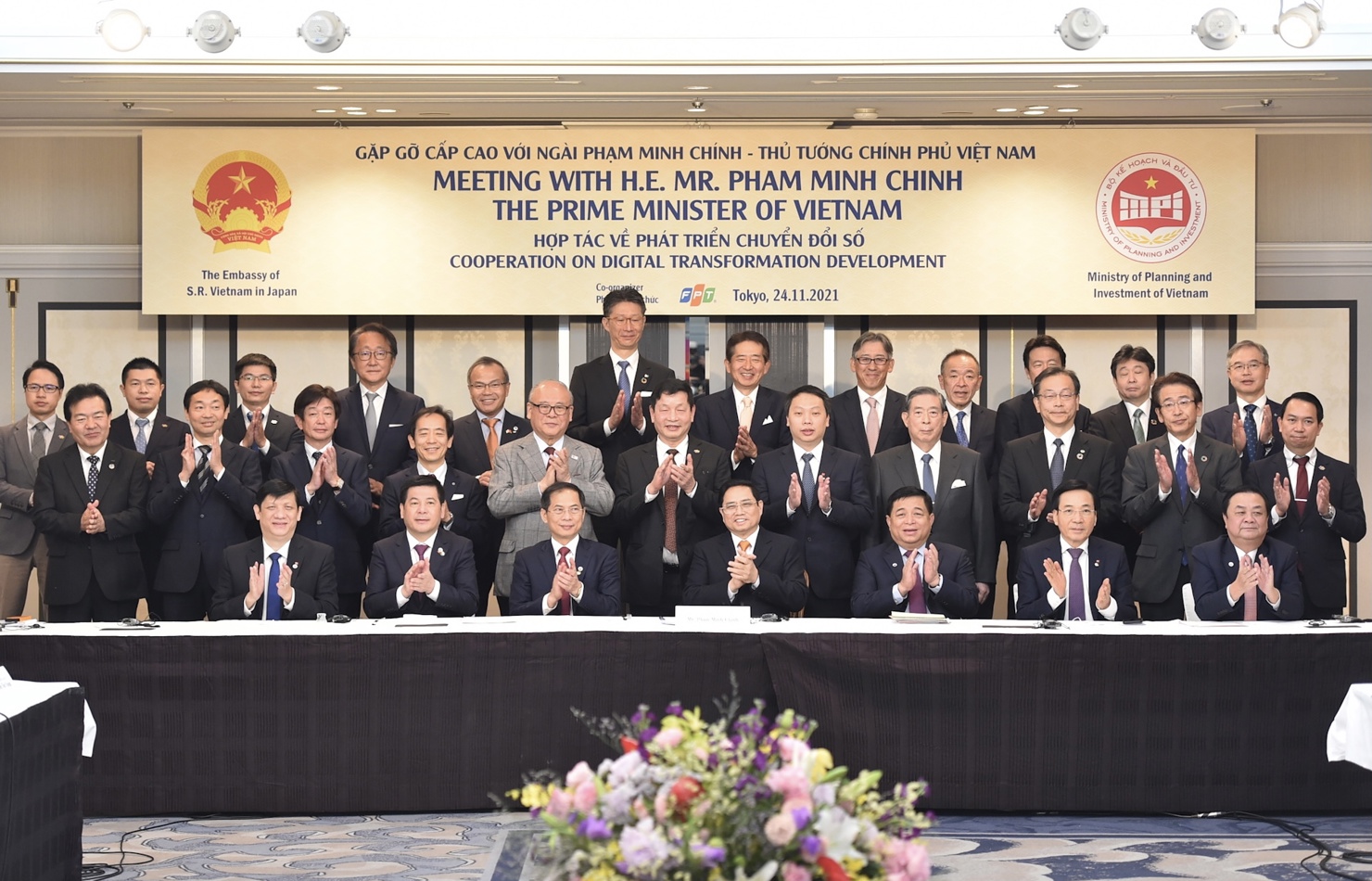 Thủ tướng Phạm Minh Chính và đại diện các bộ, ngành Việt Nam tại cuộc làm việc với lãnh đạo các tập đoàn Nhật Bản tại Tokyo.
