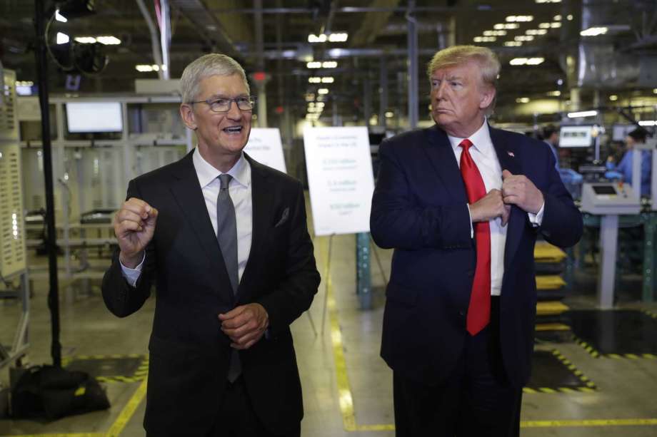 Tổng thống Mỹ Donald Trump và CEO Apple Tim Cook trong chuyến thăm của Tổng thống đến nhà máy tại Texas