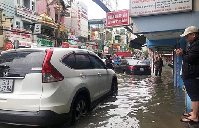 Lối vào một khu chợ vẫn đang ngập nước. Nguồn: Báo Công Thương