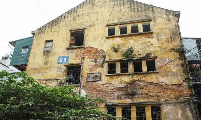 Người dân nơm nớp lo sợ sống tại khu tập thể C5 Quỳnh Mai. Nguồn: Thời báo kinh doanh