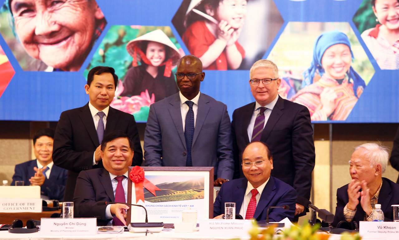 Thủ tướng Chính phủ Nguyễn Xuân Phúc (ngồi bên phải) và Bộ trưởng Bộ Kế hoạch và Đầu tư Nguyễn Chí Dũng (ngồi bên trái) công bố Khung Chính sách phát triển. Nguồn: kinhtevadubao.vn