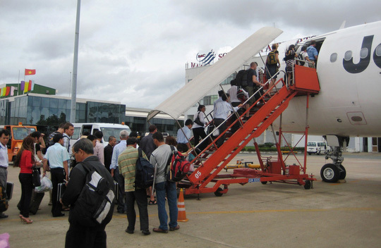 Các hãng hàng không ở Việt Nam quy định hành lý xách tay không quá 7kg/hành khách. Nguồn: nld.vn