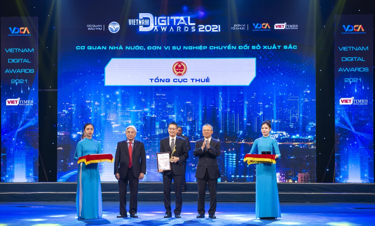 Ông Phạm Quang Toàn - Cục trưởng Cục công nghệ thông tin đại diện cho Tổng cục Thuế nhận giải thưởng.