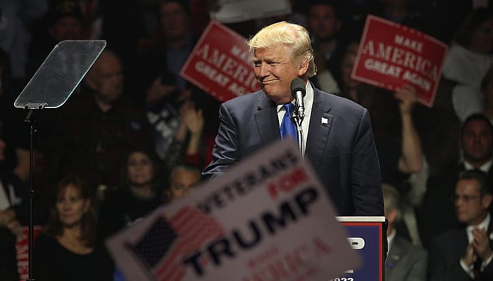 Ông Donald Trump, khi còn là ứng viên Tổng thống Mỹ, trong đêm trước ngày bầu cử năm 2016 - Ảnh: Getty/CNBC.