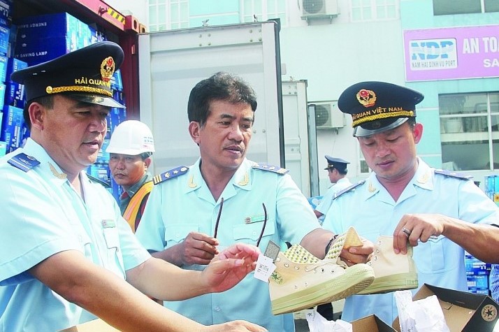Lực lượn Hải quan kiểm tra hàng hóa nhập khẩu qua cửa khẩu Hữu Nghị (Lạng Sơn).