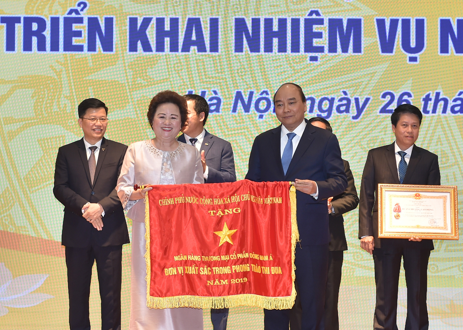 Đại diện lãnh đạo SeABank đón nhận Cờ thi đua của Chính phủ