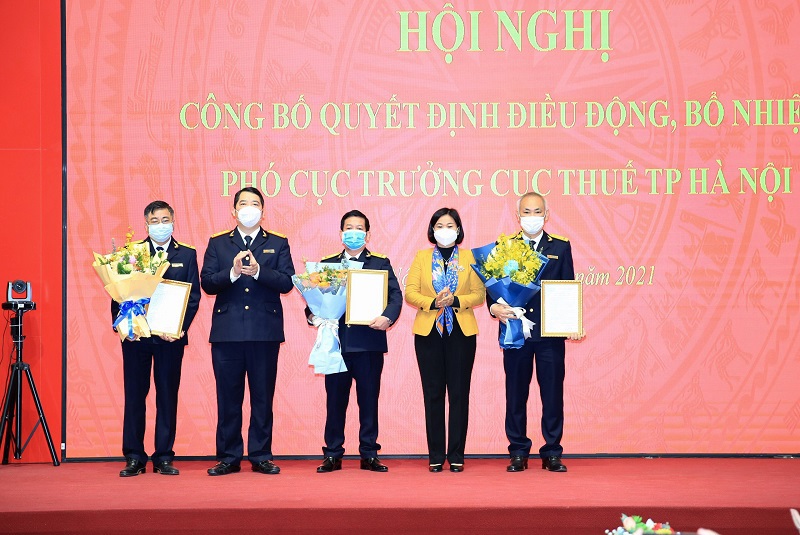 Tổng cục trưởng Cao Anh Tuấn và Phó Bí thư thường trực Thành ủy Hà Nội Nguyễn Thị Tuyến chúc mừng 03 Phó cục trưởng mới của Cục Thuế TP. Hà Nội.