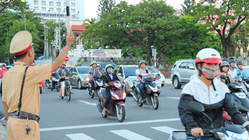 Từ ngày 1/1/2017, cảnh sát giao thông bắt đầu xử phạt việc không sang tên đổi chủ với mô tô, xe máy.