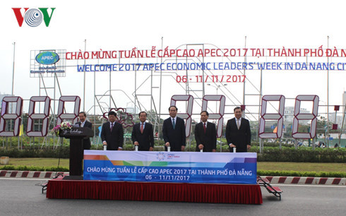 Chủ tịch nước Trần Đại Quang cùng đại diện Ủy ban Quốc gia APEC 2017 và TP Đà Nẵng bấm nút khởi động đồng hồ đếm ngược. Nguồn: Internet