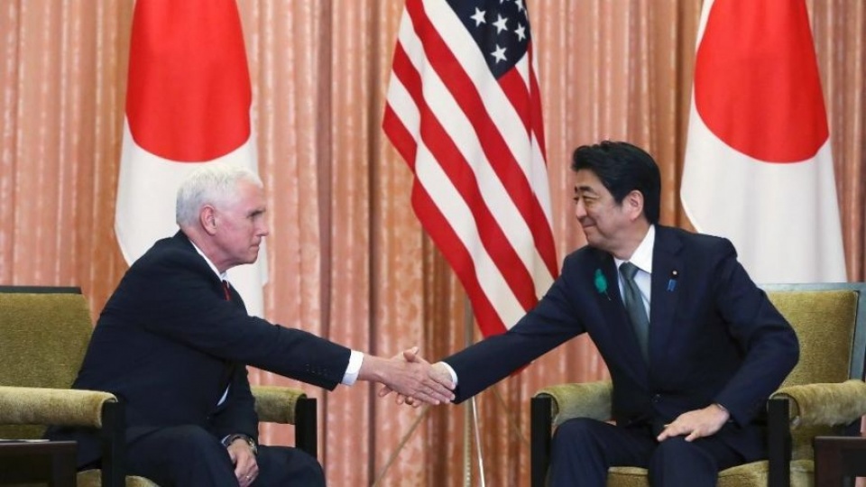 Phó Tổng thống Mỹ Mike Pence và Thủ tướng Nhật Bản Shinzo Abe trong cuộc gặp ngày 18/4 tại Tokyo. Nguồn: Internet
