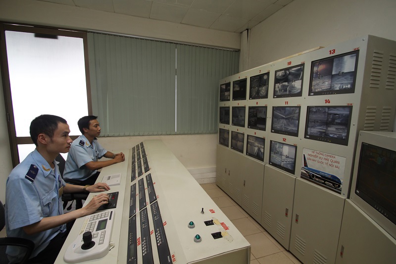 Cơ quan Hải quan đã thiết lập đường dây nóng niêm yết tại cửa khẩu cảng hàng không. 