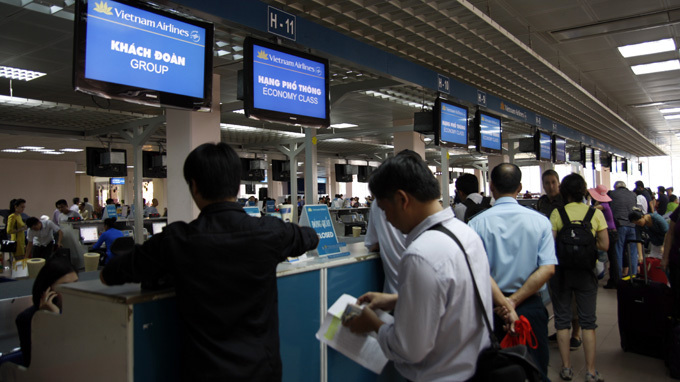 Hành khách cũng có thể tự làm thủ tục chuyến bay trực tuyến hoặc tại các máy làm thủ tục chuyến bay tự động (kiosk) ở sân bay. Nguồn: Internet