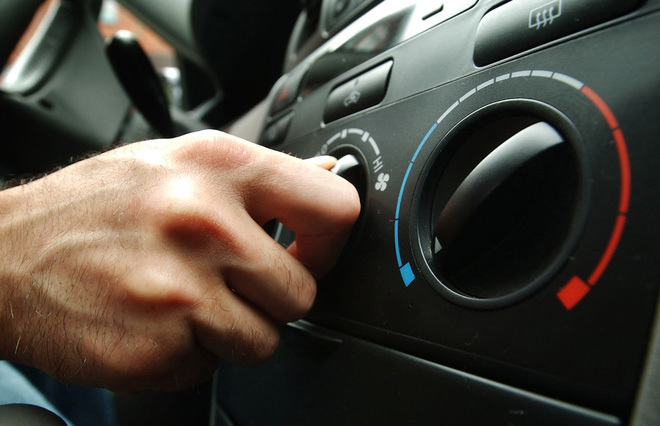 Bạn có thể để mở cửa sổ xe chừng 1 phút sau khi bật điều hòa để cân bằng nhiệt độ trong xe.. Nguồn: Internet