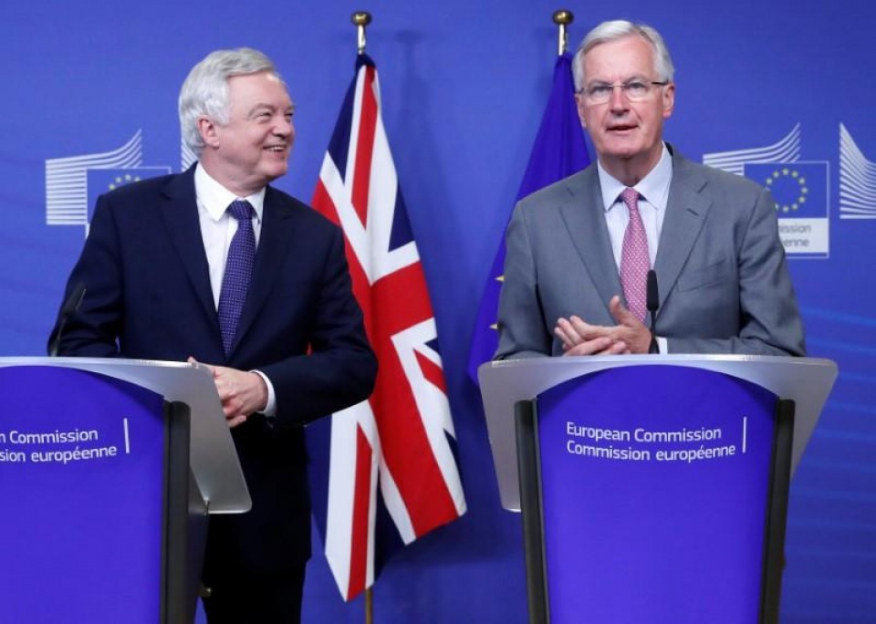 Bộ trưởng phụ trách vấn đề Brexit của Anh David Davis (trái) và Trưởng đoàn đàm phán về Brexit của EU Michel Barnier tại vòng đám phán hồi tháng 7. Nguồn: Reuters
