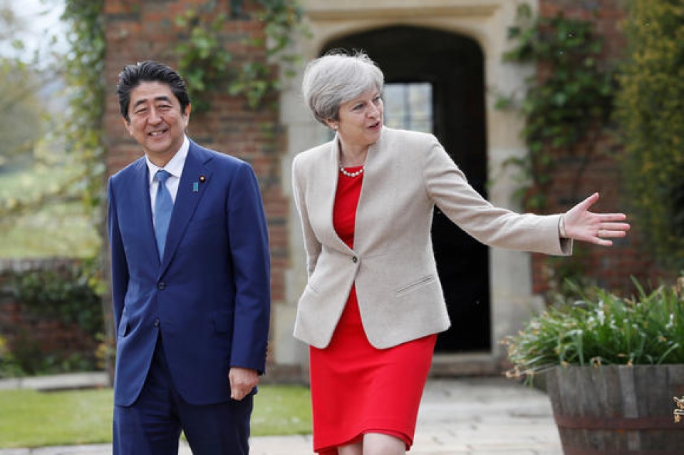Thủ tướng Nhật Bản Shinzo Abe và Thủ tướng Anh Theresa May trong chuyến thăm của ông Abe tới Anh, tháng 4/2017. (Nguồn: Reuters)