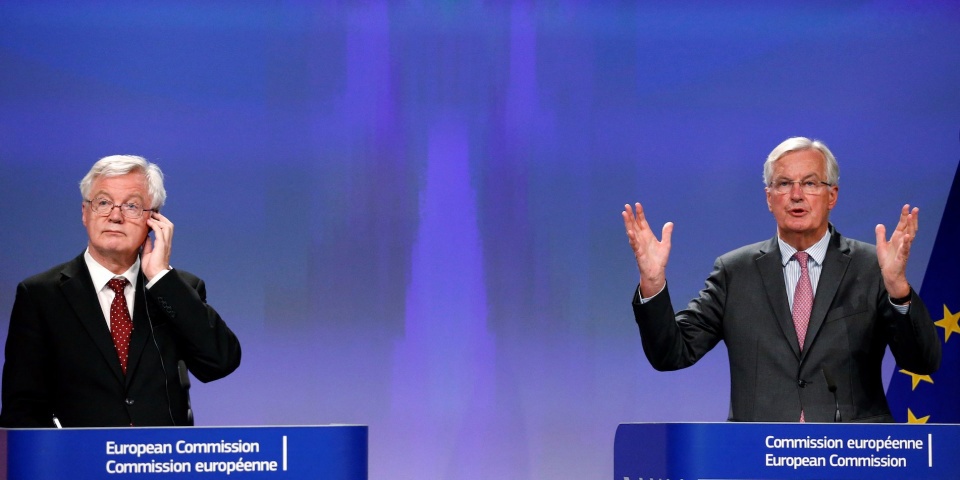 Trưởng đoàn đàm phán Brexit của EU Michel Barnier (phải) và Trưởng đoàn đàm phán Brexit của Anh David Davis (trái) trong buổi họp báo kết thúc phiên đàm phán thứ Tư, ngày 28/9. (Nguồn: AP)