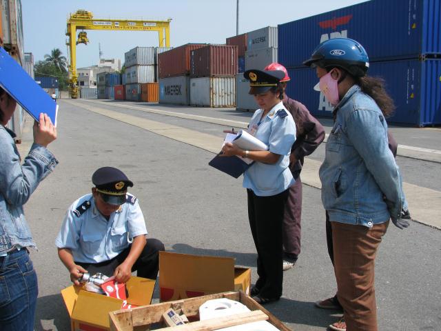 Lực lượng Hải quan TP. Đà Nẵng kiểm tra hàng hóa nhập khẩu. Ảnh: M.Hùng