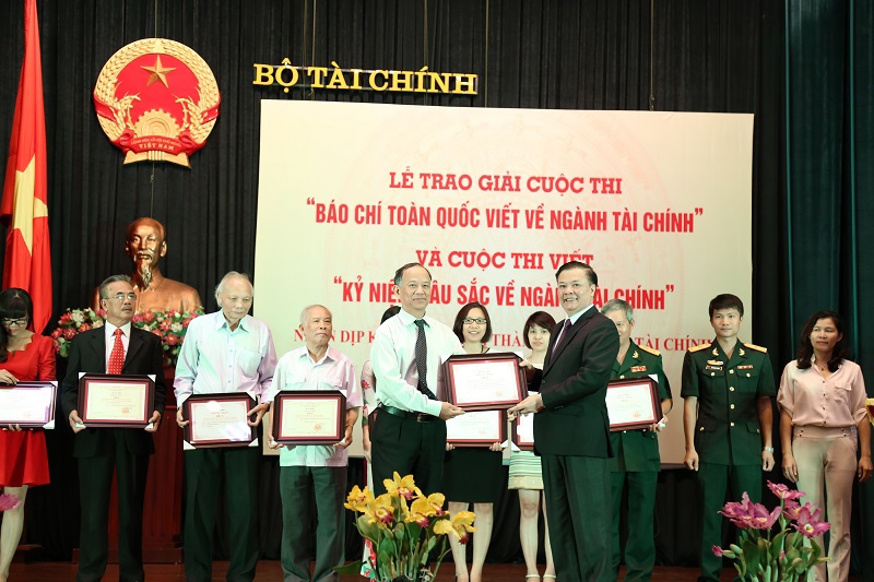 Bộ trưởng Bộ Tài chính Đinh Tiến Dũng trao giải A cho các tác giả đạt giải báo chí toàn quốc viết về ngành Tài chính năm 2015.